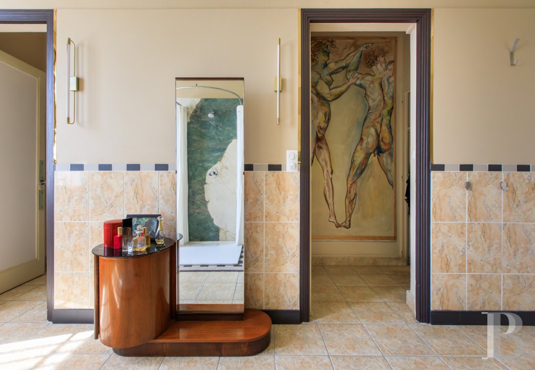 En Saône-et-Loire, à Mâcon, une villa et son jardin entièrement de style Art déco - photo  n°37